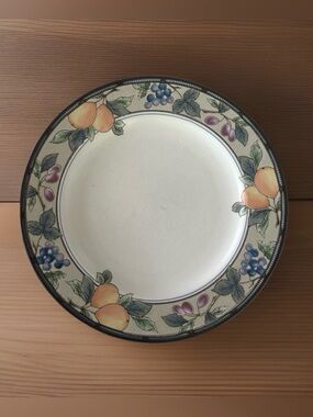 Mikasa Intaglio Garden Harvest Fruit Leaf Salad/Dessert plates ~SET Of 2